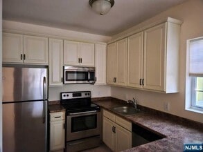 6 Madison Ave in Cresskill, NJ - Building Photo - Building Photo