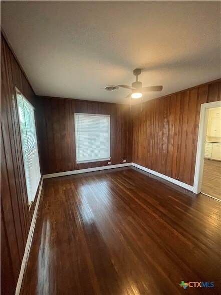 211 Lackey St in Cuero, TX - Foto de edificio - Building Photo