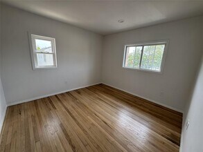 2572 Merrick Rd in Bellmore, NY - Building Photo - Building Photo