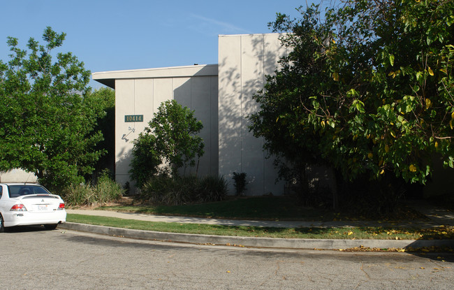 10414 Parr Ave in Sunland, CA - Foto de edificio - Building Photo