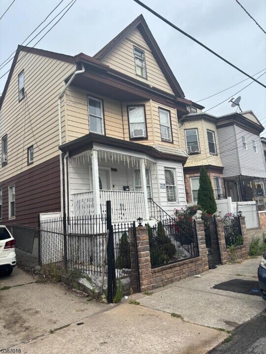 602 E 23rd St in Paterson, NJ - Building Photo