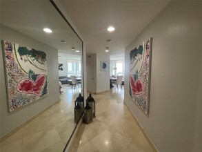 1060 Brickell Ave in Miami, FL - Building Photo - Building Photo
