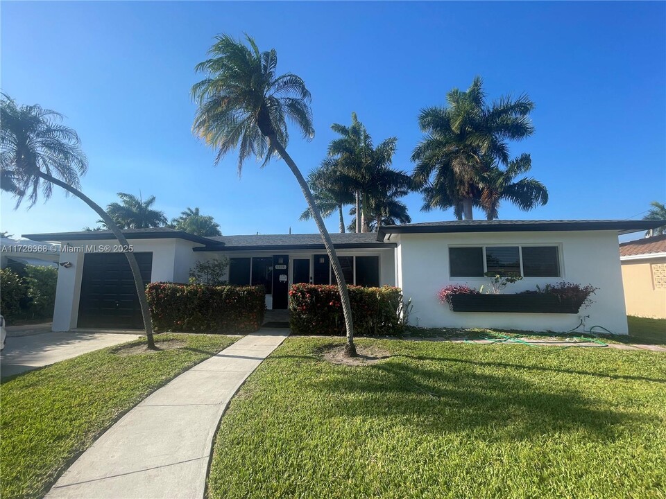 1319 Buchanan St in Hollywood, FL - Building Photo