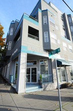 Lee Plaza Apartments in Seattle, WA - Building Photo - Building Photo