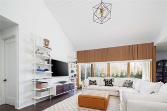 2415 Cox Neck Rd in Mattituck, NY - Foto de edificio - Building Photo
