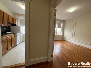 1687 Commonwealth Ave, Unit 38 in Boston, MA - Foto de edificio - Building Photo