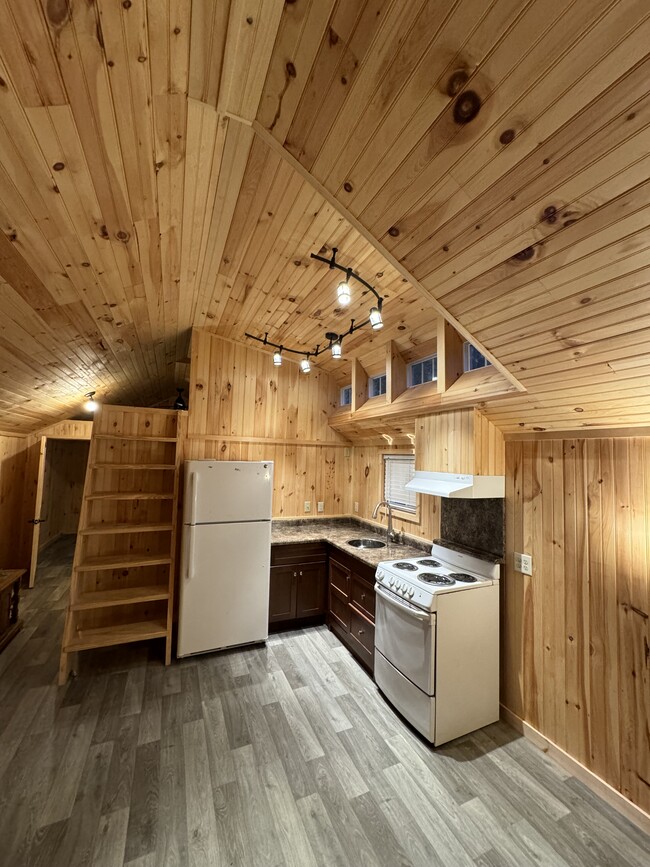 11005 Tucker Run Rd in Athens, OH - Foto de edificio - Building Photo