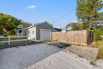 625 35th St N, Unit 2 in St. Petersburg, FL - Foto de edificio - Building Photo