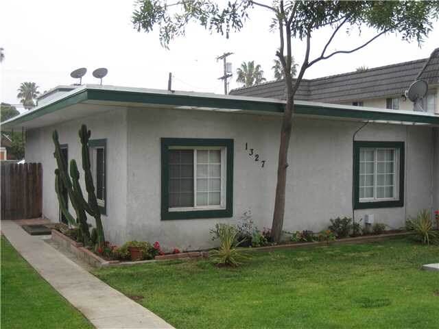 1327-1329 Hornblend St in San Diego, CA - Building Photo