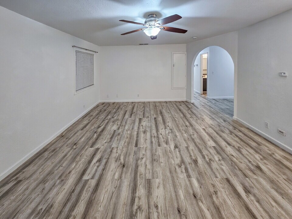 117 S Silver Ridge St in Ridgecrest, CA - Foto de edificio