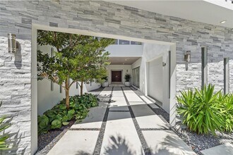 5910 N Bayshore Dr in Miami, FL - Building Photo - Building Photo