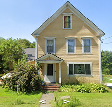 703 Main St in Monmouth, ME - Foto de edificio - Building Photo