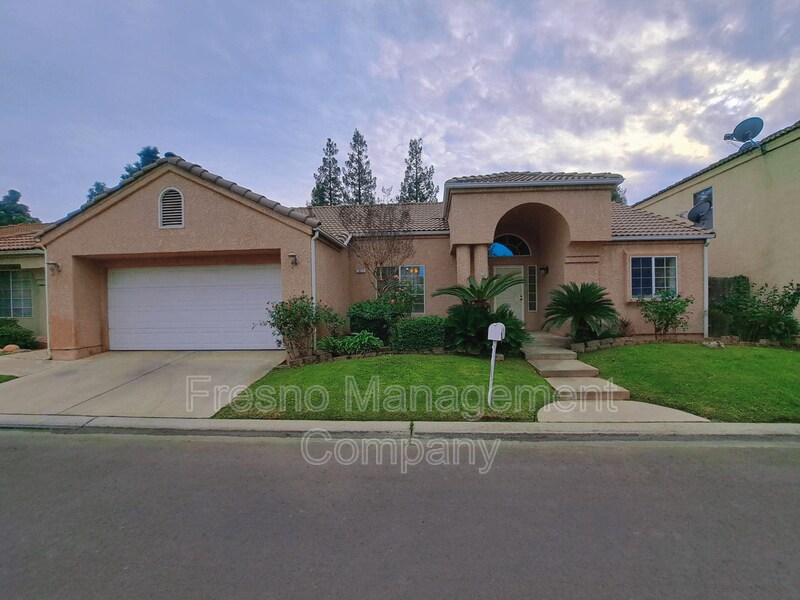 1071 E Manhattan Ave in Fresno, CA - Building Photo