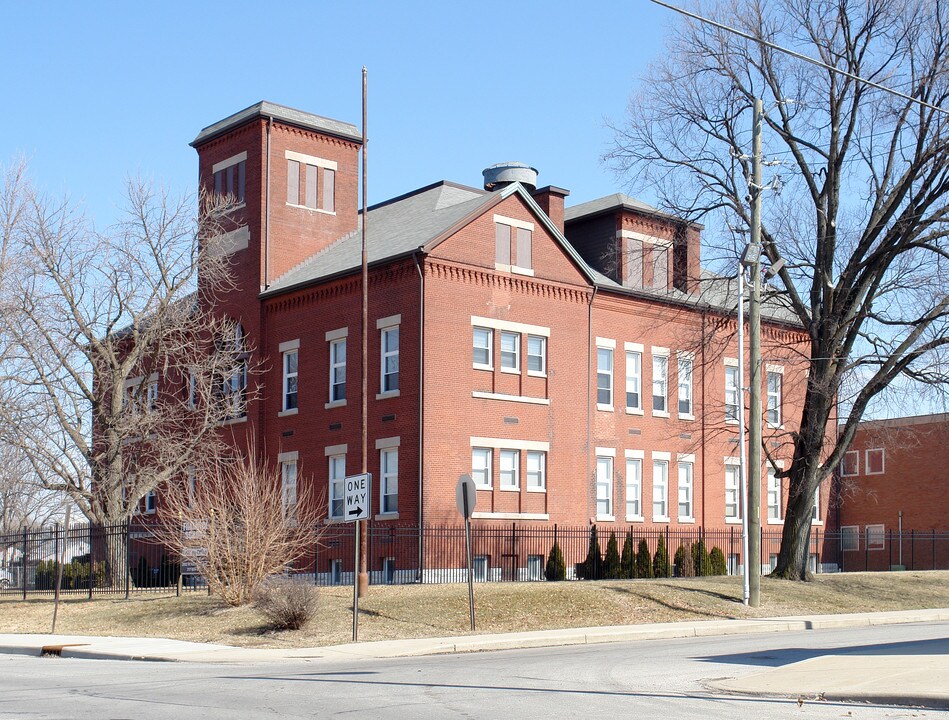 Franklin School Apartments in Indianapolis, IN - Foto de edificio