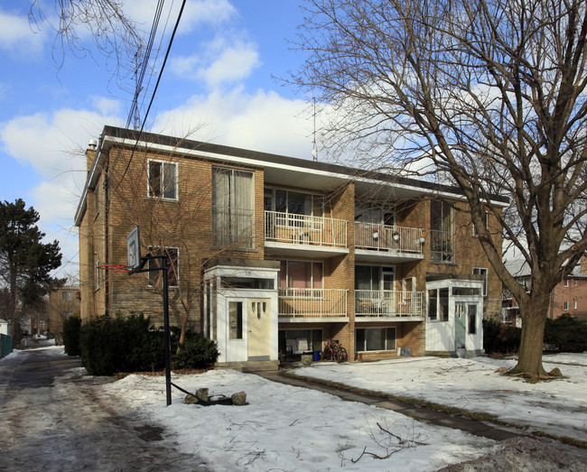 18-20 Charlemagne Dr in Toronto, ON - Building Photo - Primary Photo