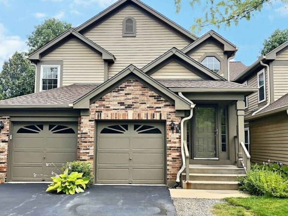 213 Old Oak Dr in Buffalo Grove, IL - Foto de edificio