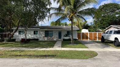 15660 SW 100th Ave in Miami, FL - Building Photo - Building Photo