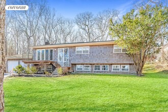 71 Gardiners Bay Dr in Shelter Island, NY - Building Photo - Building Photo