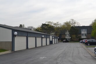 2013 Ammer Ridge Ct, Unit 2013 Ammer Ridge Ct #301 in Glenview, IL - Building Photo - Building Photo