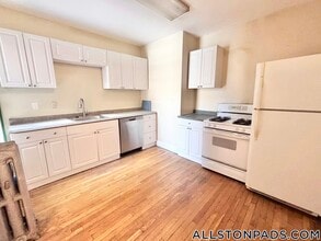 192 Kelton St, Unit 1 in Boston, MA - Building Photo - Building Photo