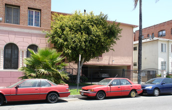 734 S Catalina St in Los Angeles, CA - Foto de edificio - Building Photo