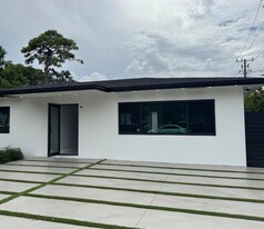 16440 NE 10th Ave in North Miami Beach, FL - Building Photo