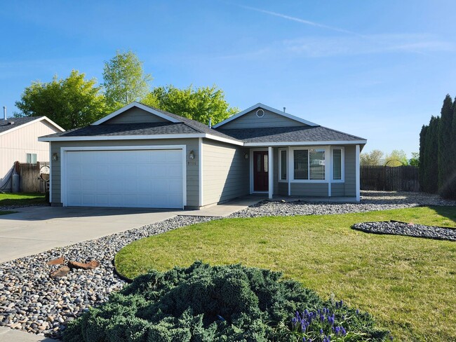 9704 Welsh Dr in Pasco, WA - Foto de edificio - Building Photo
