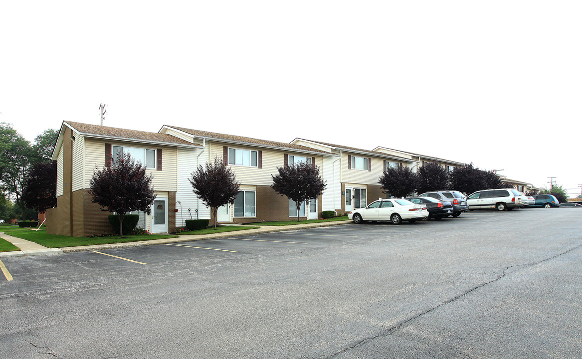 Kentworth Village Apartments in North Olmsted, OH - Building Photo