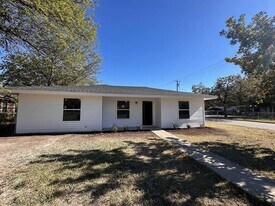 2318 1st St in Brownwood, TX - Building Photo