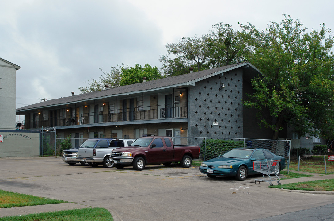 5021 San Jacinto St in Dallas, TX - Building Photo