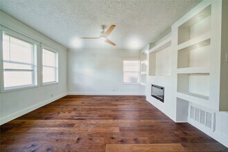 4913 W 43rd St in Houston, TX - Foto de edificio - Building Photo