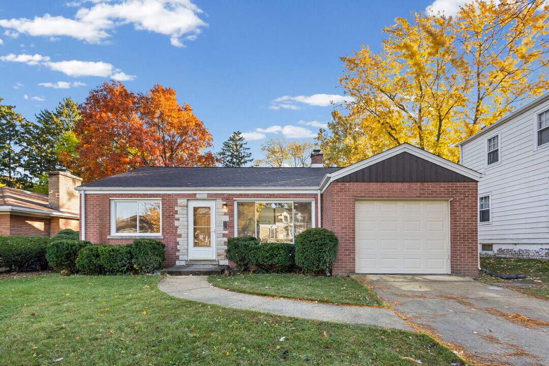 1307 Highridge Pkwy in Westchester, IL - Building Photo