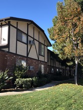 Whispering Pines in San Diego, CA - Foto de edificio - Building Photo