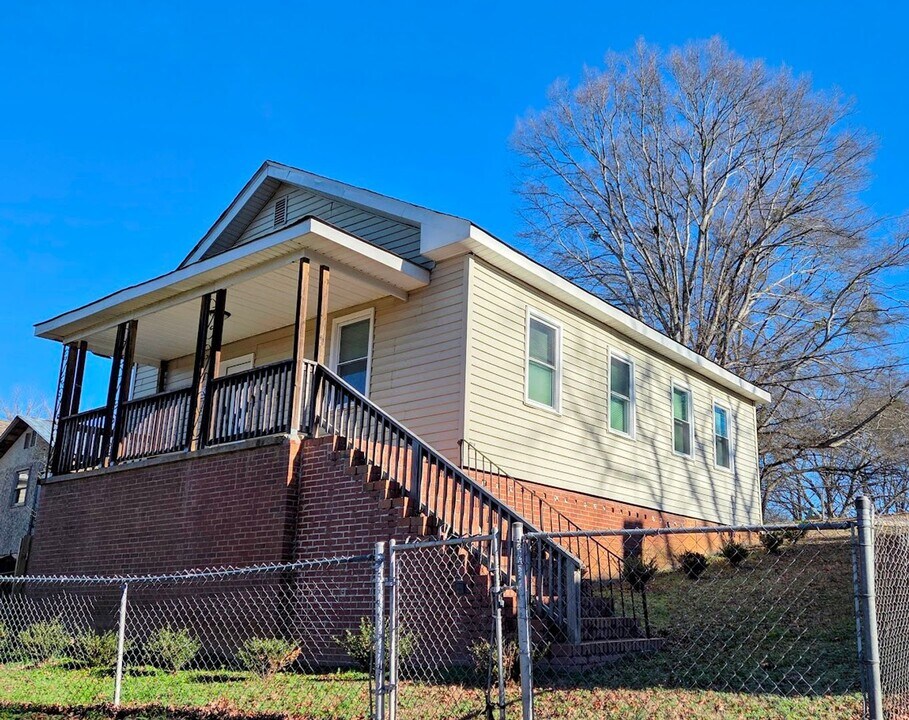108 Dunklin St in Easley, SC - Building Photo