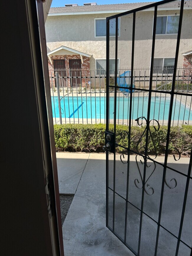 609 Taylor St, Unit 14 in Bakersfield, CA - Building Photo - Building Photo