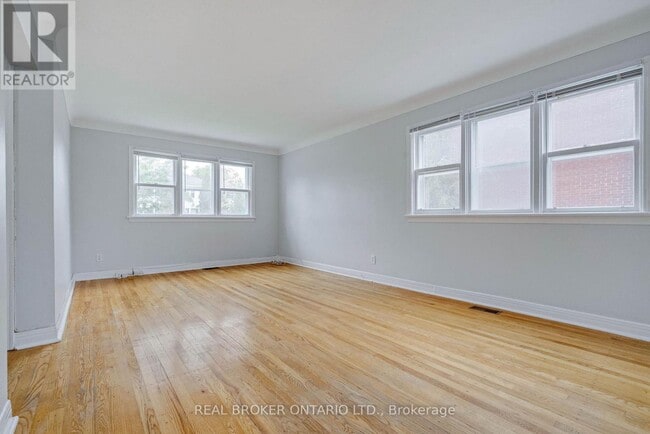 2495 Falcon Ave in Ottawa, ON - Building Photo - Building Photo