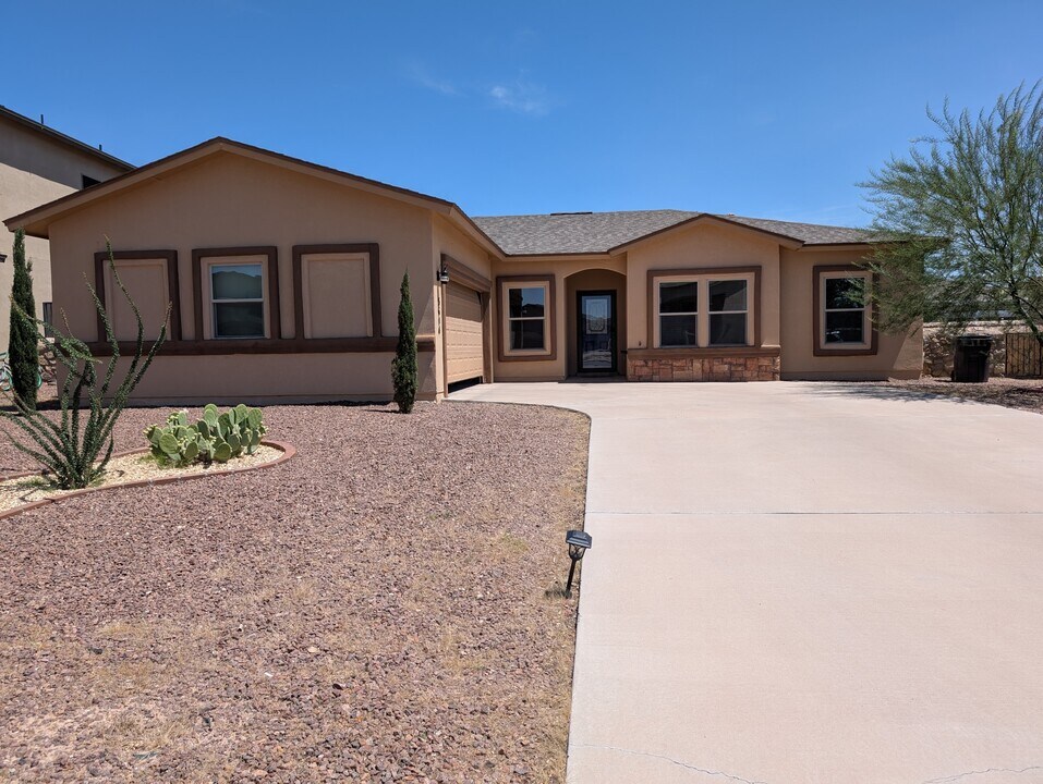 5604 New Castle Ct in Santa Teresa, NM - Building Photo