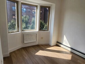 141-33 Pershing Crescent in Queens, NY - Foto de edificio - Building Photo