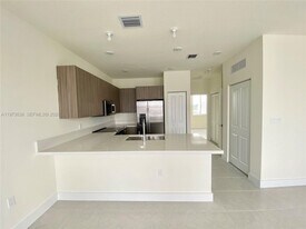6453 NW 102nd Path in Doral, FL - Building Photo