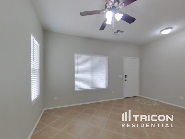 15458 W Mercer Ln in Surprise, AZ - Foto de edificio - Building Photo