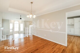 2300 SW Stone Bridge Ct in Lee's Summit, MO - Foto de edificio - Building Photo