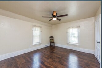 2037 Gabriel Ave, Unit 2nd Floor in Zion, IL - Foto de edificio - Building Photo