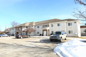 Pinewood Club Apartments in Lansing, MI - Foto de edificio - Building Photo