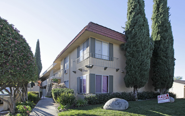 Loma Vista Apartments in Escondido, CA - Foto de edificio - Building Photo