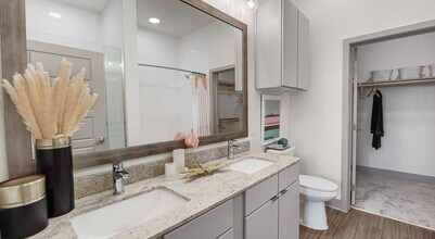 9330 Main St in Houston, TX - Foto de edificio - Building Photo