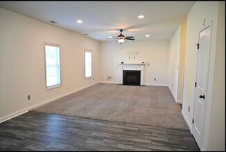 579 Wedgefield Dr in Raeford, NC - Building Photo - Building Photo