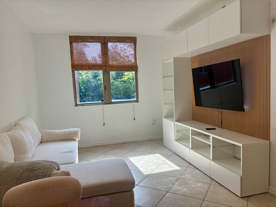 2630 SW 28th St, Unit 20 in Miami, FL - Building Photo