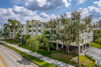 Racquet Club Northeast Condominiums in St. Petersburg, FL - Building Photo - Building Photo