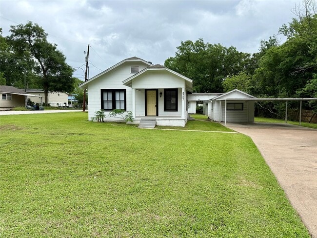 property at 2727 Old Houston Rd