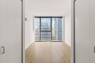 237 N Garland Ct in Chicago, IL - Building Photo